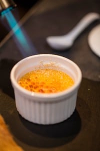 Mitarbeiter von Kitchentalk Catering flambiert Crème brûlée